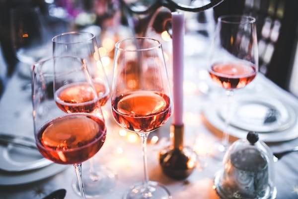 Vins rosés pour gastronomie : découvrez les délices provençaux